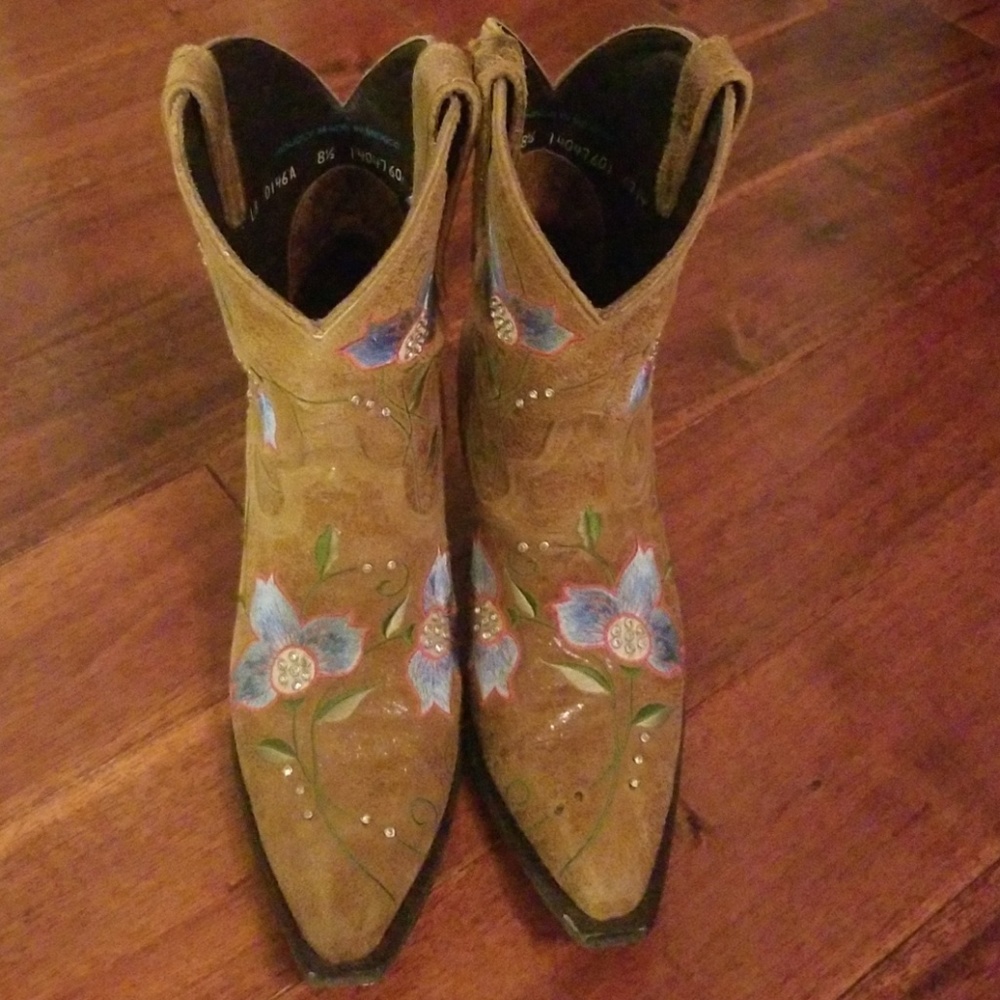 Boots - Picture 5 of 6